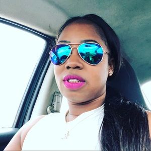 Meet your Posher, Ebony